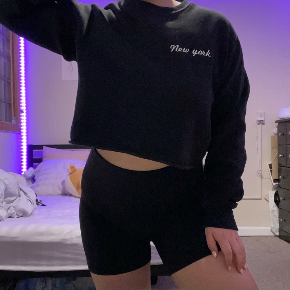 Brandy Melville “New York” Black Cropped Crewneck